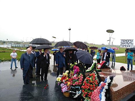 Жириновский возложил цветы к обелиску героев‐панфиловцев в Волоколамском районе