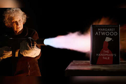 Маргарет Этвуд попыталась сжечь несгораемый "Рассказ служанки", протестуя против запретов книг