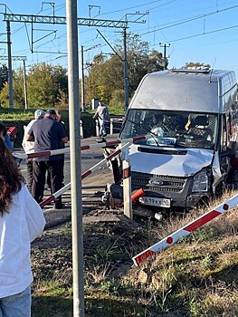 Микроавтобус врезался в легковушку и ограждение