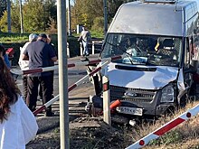 Микроавтобус врезался в легковушку и ограждение