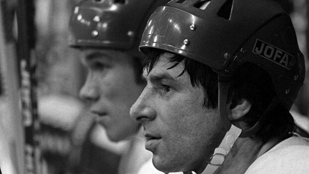 Знаменитый гол советского хоккеиста Харламова на Суперсерии-1974. Он был сбит с ног канадцем, но забил в падении