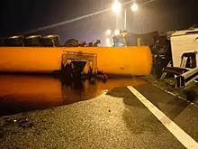 Был трезвый, но на эмоциях: в ГИБДД объяснили странное поведение водителя перевернувшегося на Приморском кольце бензовоза