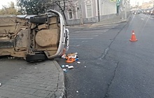 Иномарка перевернулась и отлетела на тротуар после столкновения с микроавтобусом в Нижнем Новгороде