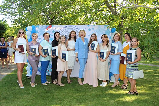 Выпускникам Анапского филиала МПГУ вручили дипломы на аллее роз