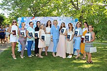 Выпускникам Анапского филиала МПГУ вручили дипломы на аллее роз