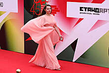 Звезда "Бригады" Екатерина Гусева в персиковом платье вышла на открытии ММКФ