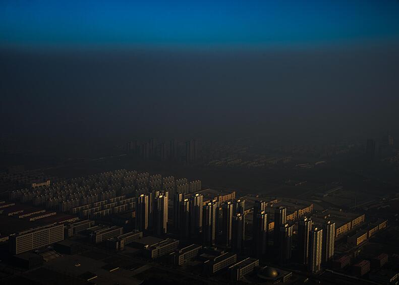 Победителем в категории «Проблемы современности. Одиночная фотография» признана работа китайского фотографа Zhang Lei. На фото: город в северном Китае, окутанный дымкой