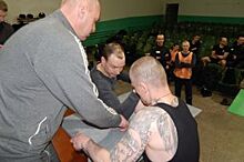 Свердловские зеки показали татуировки на турнире по армрестлингу
