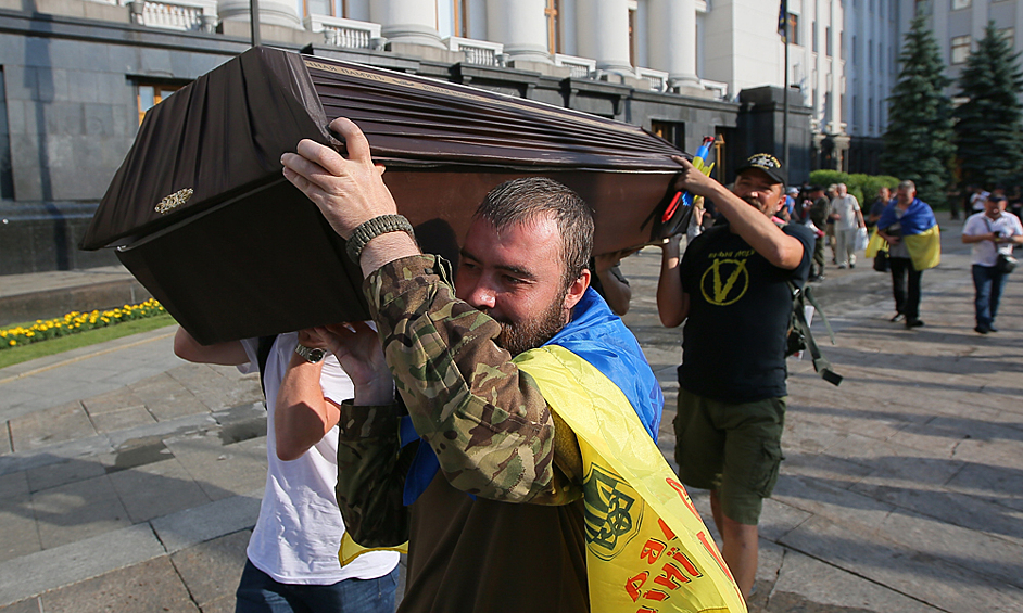 Вчера, 27 июня, В Киеве несколько активистов провели акцию «Панихида по убитой конституции».