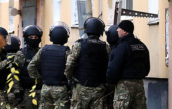 В Нижневартовске после переговоров вооруженный мужчина отпустил ребенка