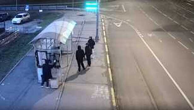 В отношении вандалов, разрисовавших автобусную остановку, возбуждено уголовное дело