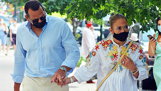 Дженнифер Лопес гуляет в белом мини с цветами — так должно выглядеть платье для отпуска