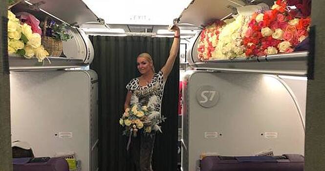 В Сети высмеяли Волочкову, которая потащила в Москву целый самолет цветов