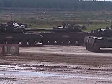 Брод, косогор и стрельба по мишеням: какие препятствия преодолели команды в первый день «Танкового биатлона»