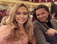 Стеша Маликова в розовом мини-платье и чулках в сетку посетила Большой театр