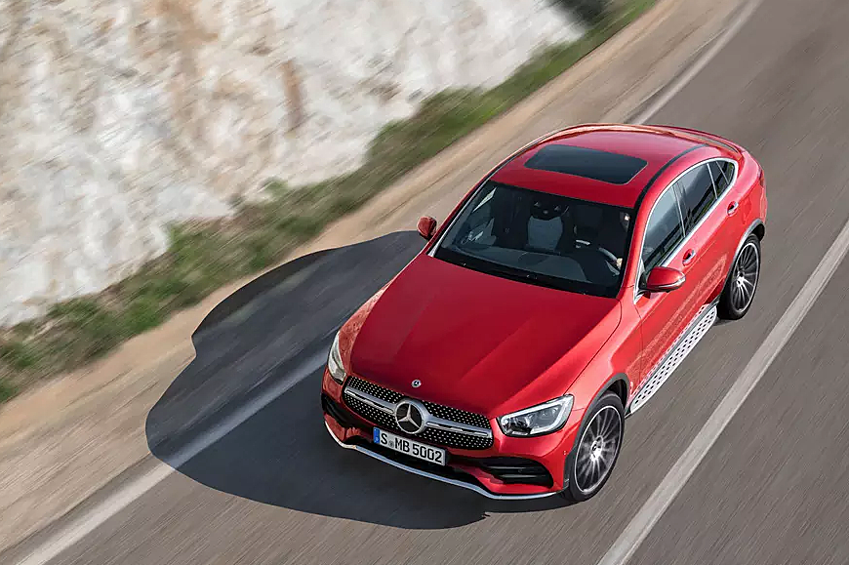 Для GLC Coupe доступны два мотора. Бензиновый 2.0 с 14-сильным электромотором бывает в версиях на 197 и 258 л.с