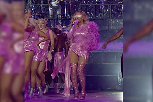 Бейонсе в розовом наряде в стиле Барби спела на концерте