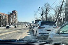 В Хабаровске начали продавать бензин за 100 рублей и места в очереди на АЗС