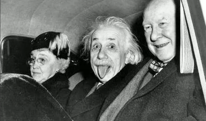 Почему Эйнштейн показал язык на знаменитой фотографии и для чего потребовал  от СМИ её публичного распространения в свои 72 года - Рамблер/новости