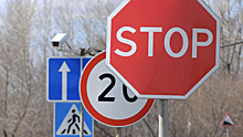 В Екатеринбурге проводят проверку по факту падения дорожного знака на подростка
