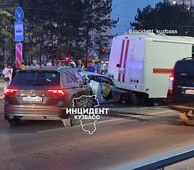 Водитель такси в Кемерове пострадал при наезде на автобус МЧС из-за пьяного водителя
