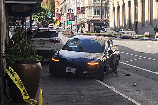 В Сан-Франциско после аварии с Tesla полиция начала расследование того, находился ли автомобиль в режиме автономного управления