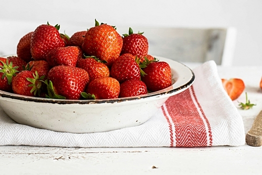 Россиянам объяснили, почему цены на ягоды бьют рекорды и изменятся ли они