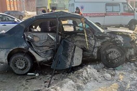 Женщину-водителя зажало в искореженном салоне авто после ДТП и она погибла