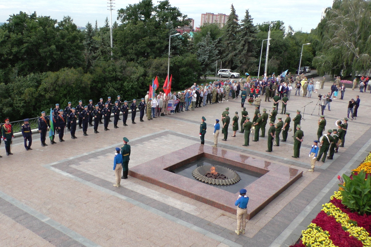 Военнослужащие ЦВО приняли участие в возложении цветов в День ВДВ в Ульяновске