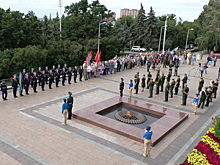 Военнослужащие ЦВО приняли участие в возложении цветов в День ВДВ в Ульяновске
