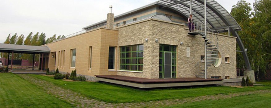 В Омске за 40 млн рублей продают коттедж с винным погребом и оранжереей