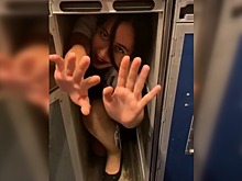 Стюардесса залезла в ящик для отходов на борту