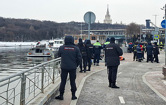В Москве мужчина погиб после падения автомобиля в реку