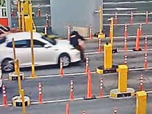 В Шереметьево мигрант сбил охранника, не оплатив парковку, и попал на видео