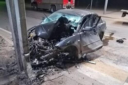 На Лыбедской магистрали иномарка на полной скорости влетела в столб