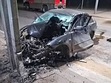 На Лыбедской магистрали иномарка на полной скорости влетела в столб