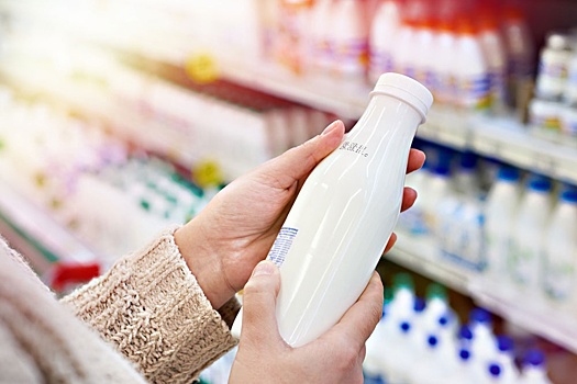 В торговых сетях рассказали, почему не падают цены на молоко