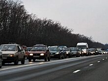 Зачем в России водителей обязали ездить с включенными фарами днем