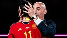 «Я против мачизма». Тренер женской сборной Испании осудил Рубиалеса за поцелуй с Эрмосо. Ранее глава RFEF поддерживал его в конфликте с футболистками