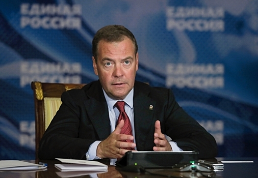Медведев назвал русофобской истерией план Варшавы по аресту российских авиадиспетчеров