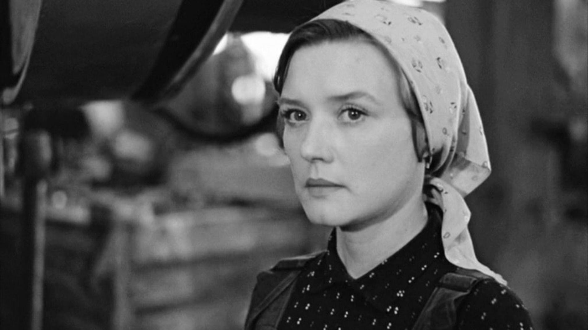 На последнем видео с Верой Алентовой актриса вышла из такси с букетом гвоздик