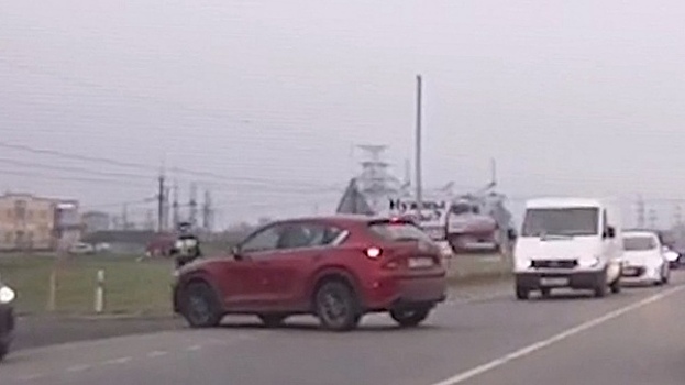 "Водитель, ты судак": на Окружной Mazda повернула в неположенном месте перед инспектором ГИБДД