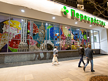 «Перекресток» установил в витрине магазина арт-объект из мусора