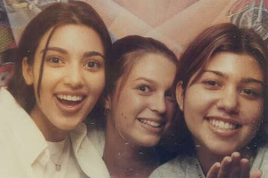 Блогерша Ким Кардашьян опубликовала подростковые фото с сестрой Кортни