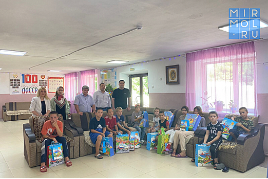Воспитанникам махачкалинского детского дома подарили школьные принадлежности