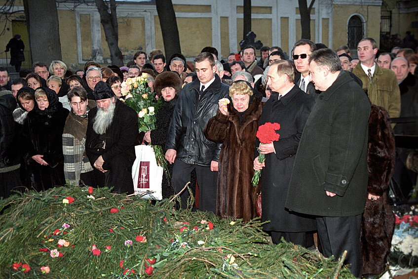 Исполняющий обязанности президента РФ Владимир Владимирович Путин (второй справа), вдова Анатолия Собчака Людмила Нарусова (вторая слева) с дочерью Ксенией (первая слева), родные, близкие и коллеги покойного у могилы бывшего мэра Санкт-Петербурга Анатолия Собчака на Никольском кладбище Александро-Невской Лавры, 2000 год