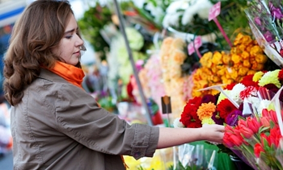 Опрос: в России женщины дарят подарки на 8 марта чаще мужчин