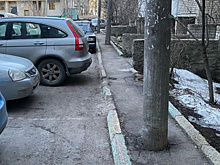 Отбойники для пешеходов: в центре Самары столбы поставили посреди узкого тротуара