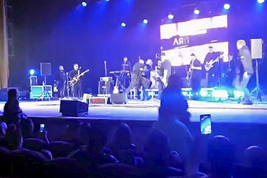 Основатель группы «Ляпис Трубецкой» ударил зрителя на концерте и попал на видео
