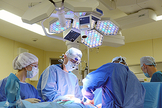 Красноярские врачи провели сложную операцию и удалили у женщины гигантскую кисту